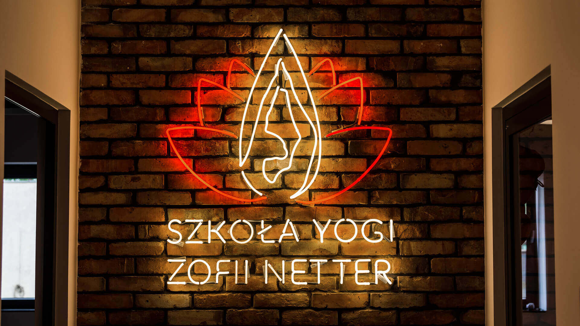 Zofia Netter Yoga School of Yoga  - szkoły-yogi-zofii-netter-neon-neon-colour-illuminated-on-the-wall-with-cegly-attached-to-the-wall-neon-in-office-letter-neonowe-logo-firmowe-neon-on-order-gdansk-przymorze (5)